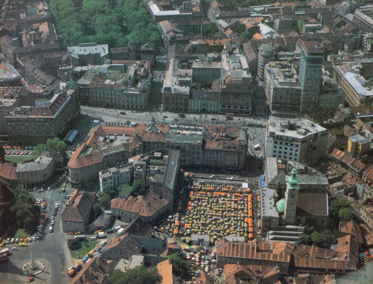 Panorama Zagreba oko tržnice Dolac i Trga Republike (današnji Trg bana Jelačića), oko 1983. godine
